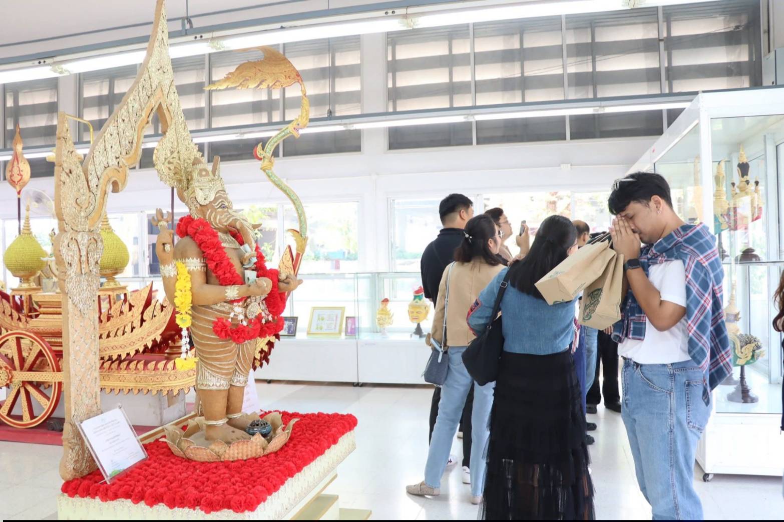 title - ผอ.ศพส. ให้การต้อนรับ คณะนักศึกษาโครงการรัฐประศาสนศาสตรมหาบัณฑิต รุ่นที่ 18 มหาวิทยาลัยรามคำแหง เข้าเยี่ยมชมแผนกฝึกอบรมทั้ง 12 แผนก และพื้นที่ภายในศูนย์ส่งเสริมและพัฒนาอาชีพเสริมนอกภาคการเกษตร